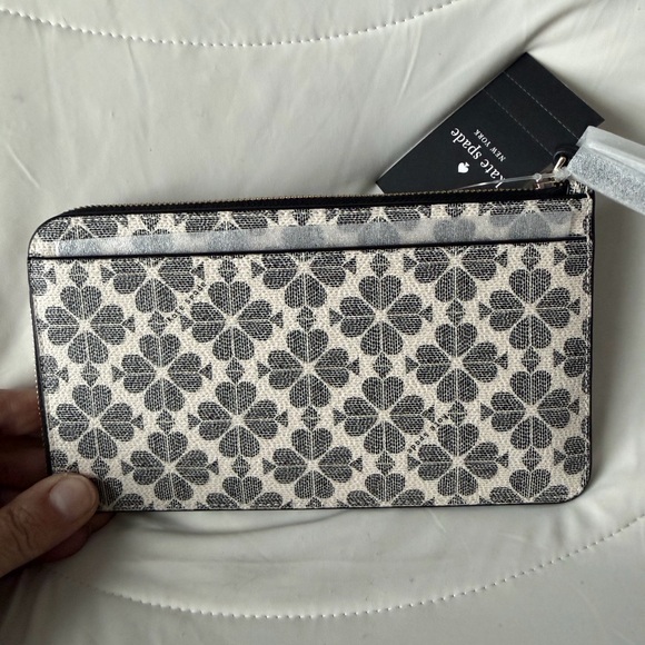 Kate Spade New York Lucy Spade Flower Medium L-Zip Wristlet NWT